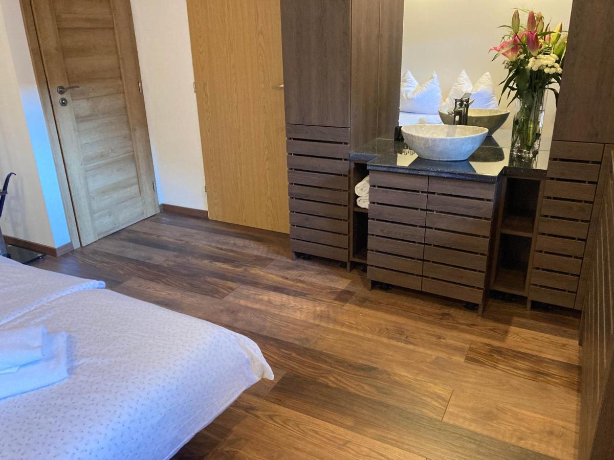 Guesthouse Mikulas Mikulov - Free Parking In The City Center Екстер'єр фото