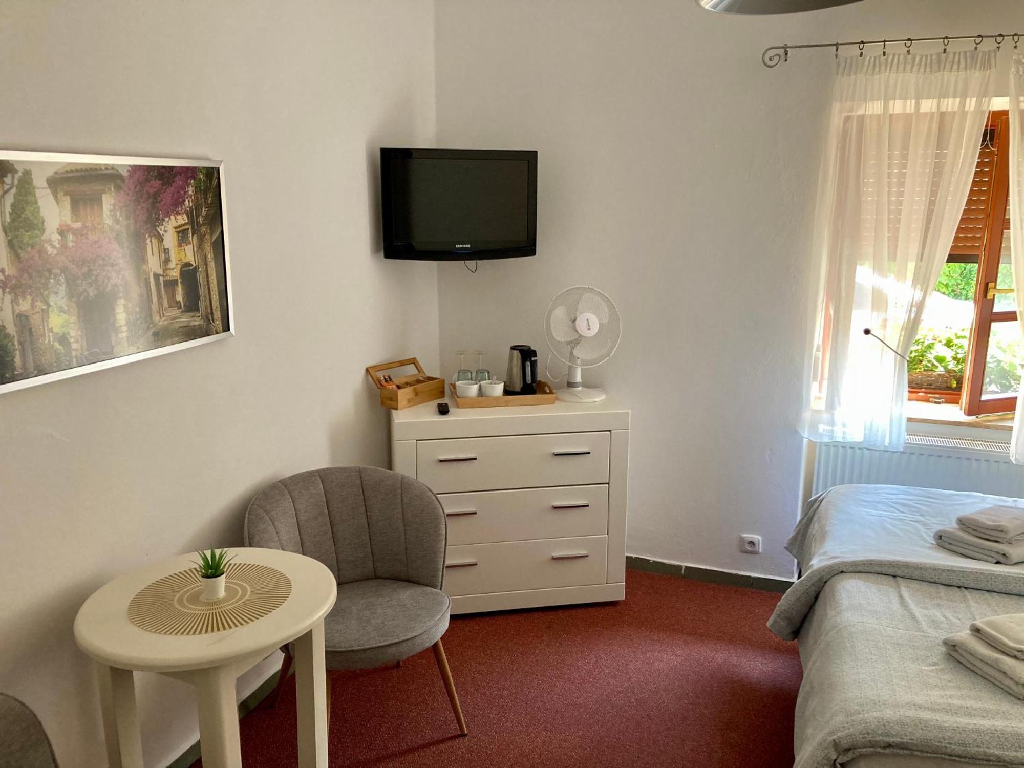 Guesthouse Mikulas Mikulov - Free Parking In The City Center Екстер'єр фото